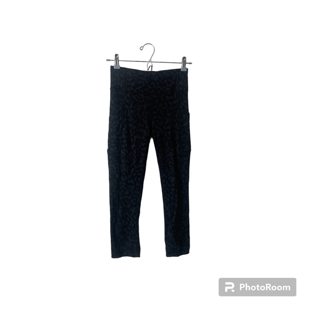 Lululemon black camo crop leggings high rise size 4 w/pockets great condition